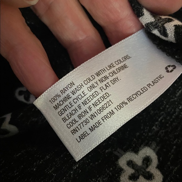 Mossimo Supply Co. Black & White pattern tunic top with Cut-Out Sleeves 🖤🖤 M - Picture 11 of 11